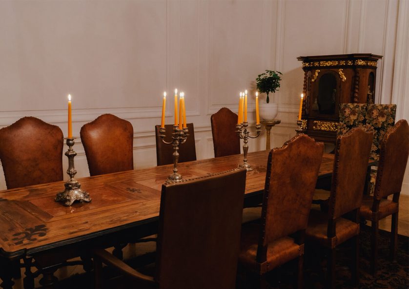 Tisch mit Kerzen abends